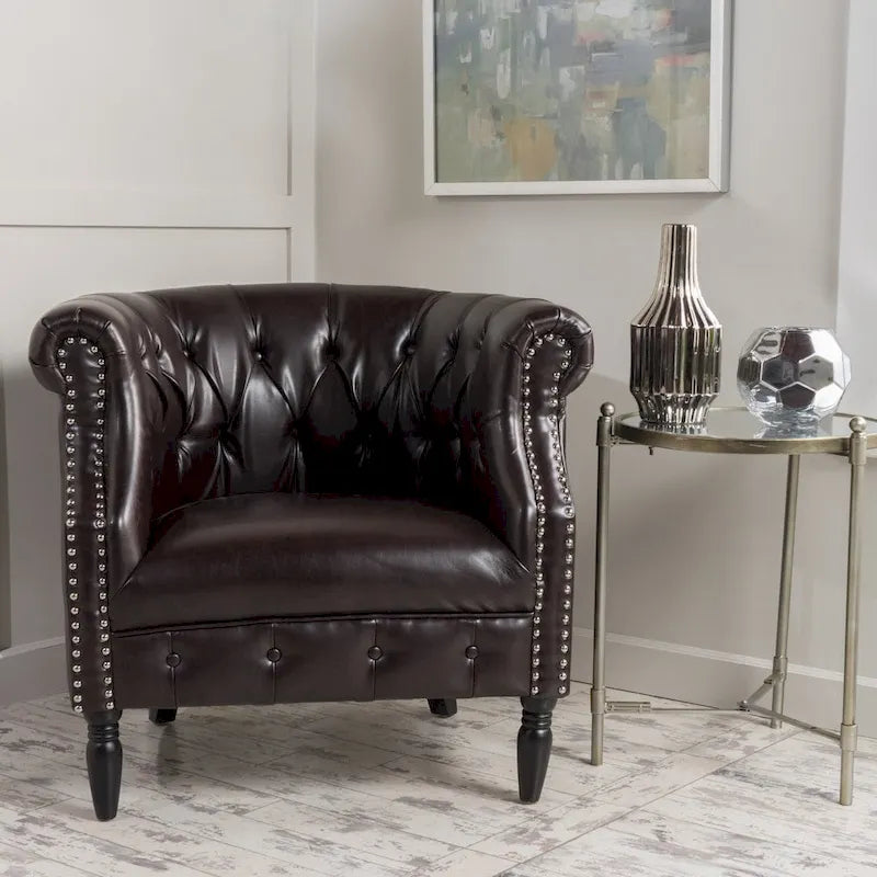 Fauteuil club en similicuir capitonné de